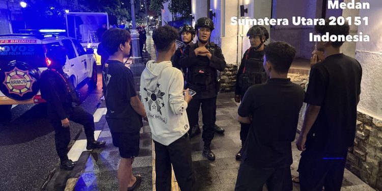 Brimob Sumut Hadirkan Patroli Humanis, Jaga Keamanan Malam Kota Medan hingga Rangkul Pelaku UMKM Brimob Sumut Hadirkan Patroli Humanis, Jaga Keamanan Malam Kota Medan hingga Rangkul Pelaku UMKM