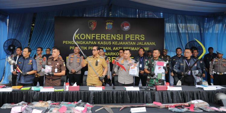 143 Kasus Diungkap dalam Dua Pekan, 21 Pelaku Ditembak: Polrestabes Medan Sikat Begal hingga Bandar “Vape Getar” 143 Kasus Diungkap dalam Dua Pekan, 21 Pelaku Ditembak: Polrestabes Medan Sikat Begal hingga Bandar “Vape Getar”