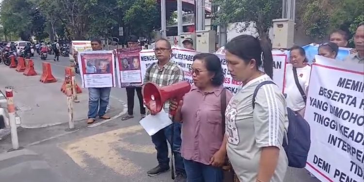 Tangis dan Doa Ibu Korban Penganiayaan Brutal Warnai Aksi Unjuk Rasa di Polrestabes Medan Medan Tangis dan Doa Ibu Korban Penganiayaan Brutal Warnai Aksi Unjuk Rasa di Polrestabes Medan Medan