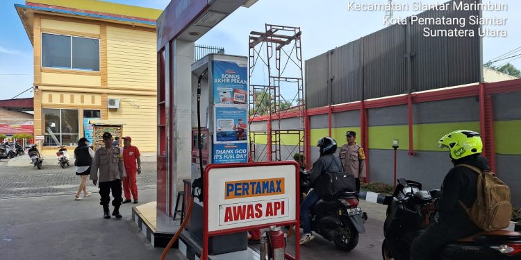 Pastikan Distribusi BBM Aman dan Lancar, Bhabinkamtibmas Siantar Marihat Lakukan Monitoring SPBU