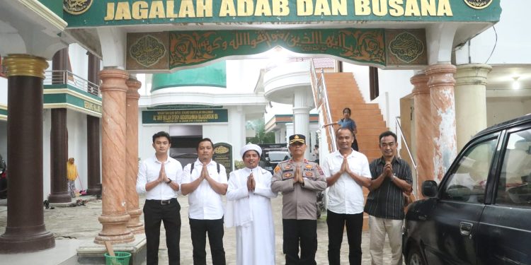 Kapolda Sumut Serahkan Sapi Kurban 600 Kilogram ke Persulukan Serambi Babussalam, TGB Ajak Perkuat Persatuan dan Toleransi Kapolda Sumut Serahkan Sapi Kurban 600 Kilogram ke Persulukan Serambi Babussalam, TGB Ajak Perkuat Persatuan dan Toleransi