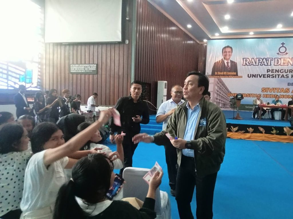 Ketua Yayasan HKBP Nommensen Dikerubungi Mahasiswa, Dari Curhat Soal Laboratorium hingga Minta Saweran Ketua Yayasan HKBP Nommensen Dikerubungi Mahasiswa, Dari Curhat Soal Laboratorium hingga Minta Saweran