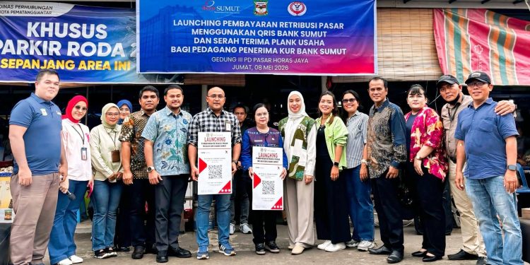 Pasar Horas Jaya Go Digital, Bank Sumut Luncurkan QRIS untuk Retribusi dan Salurkan KUR Miliaran Rupiah Pasar Horas Jaya Go Digital, Bank Sumut Luncurkan QRIS untuk Retribusi dan Salurkan KUR Miliaran Rupiah