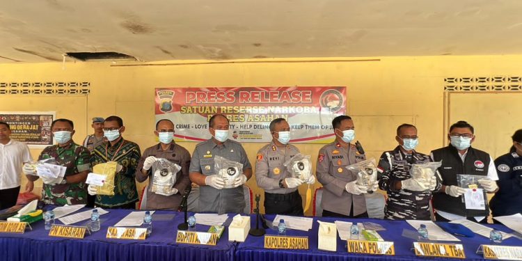 Jaringan Sabu Lintas Negara Terbongkar: Polres Asahan Petakan Alur dari Malaysia ke Sumatera hingga Jawa Jaringan Sabu Lintas Negara Terbongkar: Polres Asahan Petakan Alur dari Malaysia ke Sumatera hingga Jawa