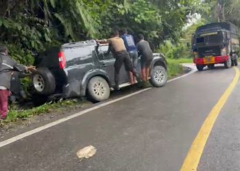 Lama Menunggu Bantuan, Minibus Warga di Jalinsum Tapanuli Utara Akhirnya Dievakuasi Sigap oleh Truck Brimob Batalyon C Sumut