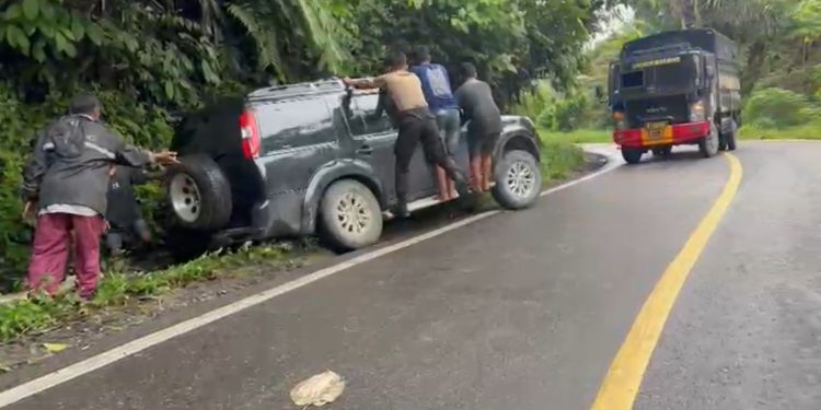 Lama Menunggu Bantuan, Minibus Warga di Jalinsum Tapanuli Utara Akhirnya Dievakuasi Sigap oleh Truck Brimob Batalyon C Sumut Lama Menunggu Bantuan, Minibus Warga di Jalinsum Tapanuli Utara Akhirnya Dievakuasi Sigap oleh Truck Brimob Batalyon C Sumut