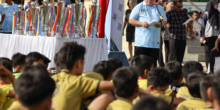 Wali Kota Wesly Silalahi Resmi Tendang Kick Off Liga Sepak Bola Usia Dini 2026, Siantar Siap Cetak Atlet Masa Depan