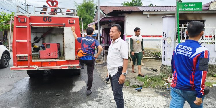 Kapolsek Siantar Marihat Turun Langsung ke TKP, Kebakaran Warung Playstation Diduga Akibat Korsleting Kapolsek Siantar Marihat Turun Langsung ke TKP, Kebakaran Warung Playstation Diduga Akibat Korsleting