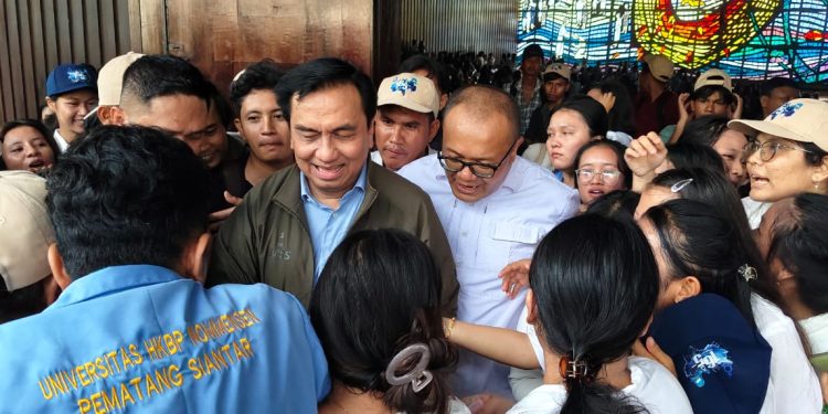 Ketua Yayasan HKBP Nommensen Dikerubungi Mahasiswa, Dari Curhat Soal Laboratorium hingga Minta Saweran Ketua Yayasan HKBP Nommensen Dikerubungi Mahasiswa, Dari Curhat Soal Laboratorium hingga Minta Saweran