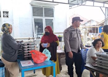 Bhabinkamtibmas Polsek Siantar Marihat Kawal Distribusi Makan Bergizi Gratis di Posyandu Simarimbun