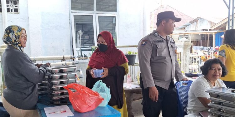 Bhabinkamtibmas Polsek Siantar Marihat Kawal Distribusi Makan Bergizi Gratis di Posyandu Simarimbun Bhabinkamtibmas Polsek Siantar Marihat Kawal Distribusi Makan Bergizi Gratis di Posyandu Simarimbun