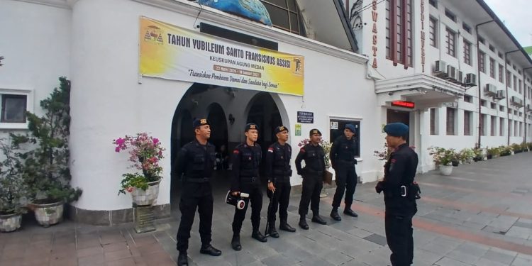 Brimob Sumut Sterilisasi Gereja-Gereja di Medan, Pastikan Ibadah Kenaikan Yesus Kristus Berlangsung Aman dan Khusyuk Brimob Sumut Sterilisasi Gereja-Gereja di Medan, Pastikan Ibadah Kenaikan Yesus Kristus Berlangsung Aman dan Khusyuk