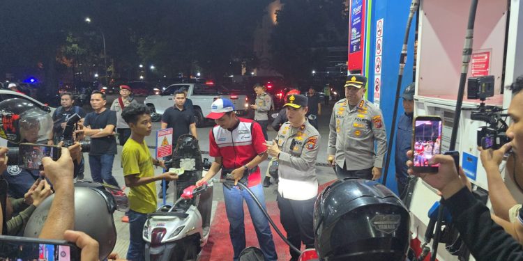 Blackout Belum Pulih, Polisi Perketat Pengamanan di SPBU dan Jalanan Kota Medan Blackout Belum Pulih, Polisi Perketat Pengamanan di SPBU dan Jalanan Kota Medan