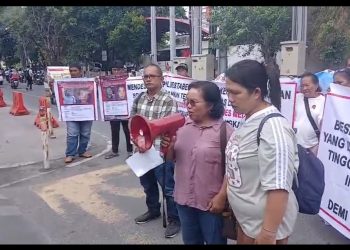 Tangis Ibu Korban Penganiayaan Berat Pecah di Polrestabes Medan