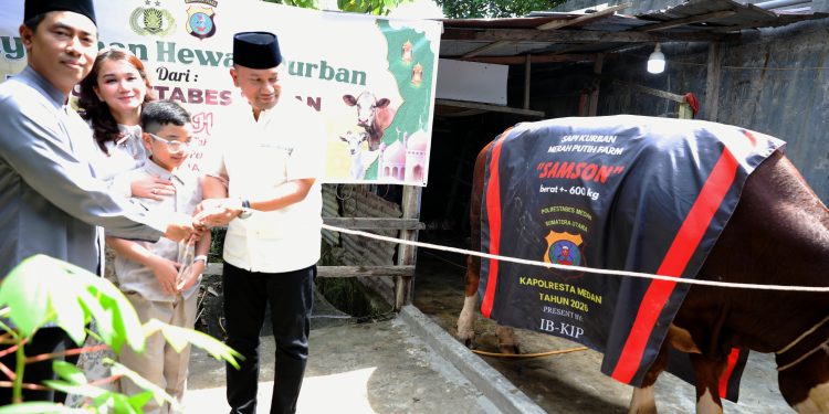 Polrestabes Medan Sembelih 27 Hewan Kurban, Perkuat Kepedulian Sosial dan Kedekatan dengan Masyarakat Polrestabes Medan Sembelih 27 Hewan Kurban, Perkuat Kepedulian Sosial dan Kedekatan dengan Masyarakat