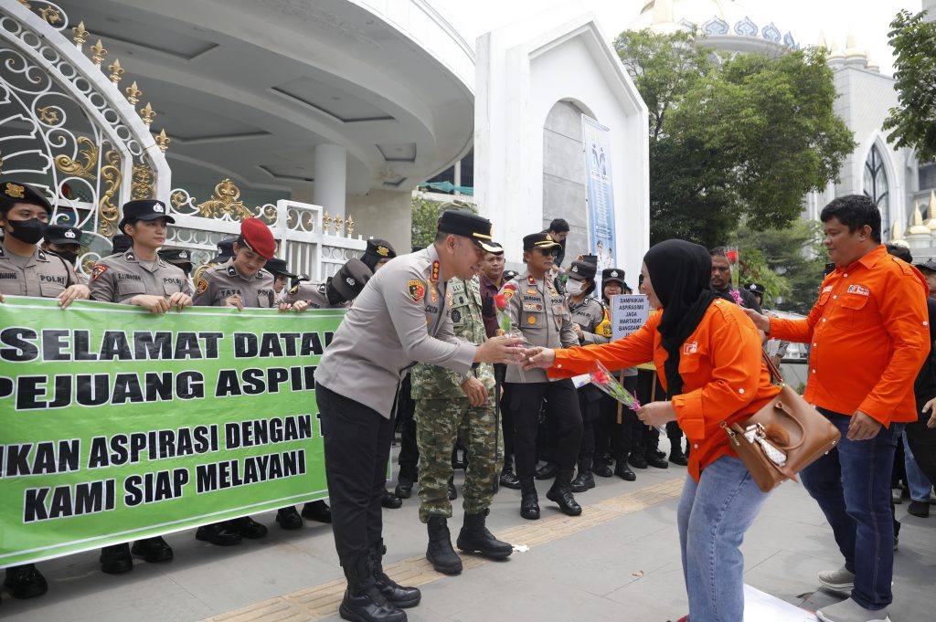 Aksi Damai Buruh di Depan Kantor Gubsu, Polisi Kawal Demo Secara Humanis, Massa Akhiri Aksi dengan Pemberian Bunga