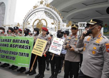 Aksi Damai Buruh di Depan Kantor Gubsu, Polisi Kawal Demo Secara Humanis, Massa Akhiri Aksi dengan Pemberian Bunga