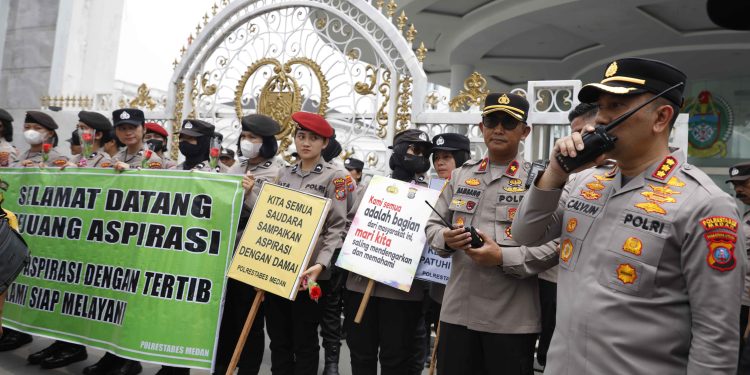Aksi Damai Buruh di Depan Kantor Gubsu, Polisi Kawal Demo Secara Humanis, Massa Akhiri Aksi dengan Pemberian Bunga
