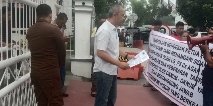 Demo di Pos Bloc dan Kejari Medan, Massa Tuntut Kepastian Hukum Kasus Pengeroyokan Demo di Pos Bloc dan Kejari Medan, Massa Tuntut Kepastian Hukum Kasus Pengeroyokan