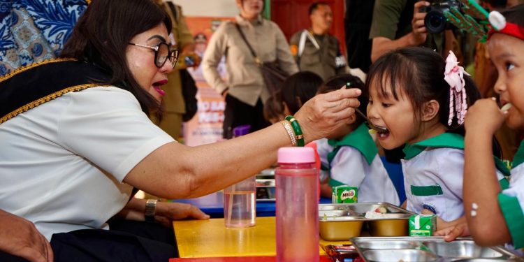 Ny Liswati Suapi Murid PAUD, Tunjukkan Kepedulian dan Kasih Sayang untuk Anak-anak Siantar