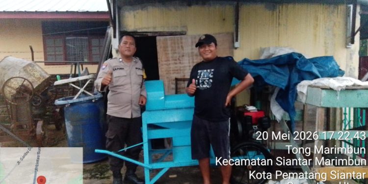Dukung Ketahanan Pangan, Bhabinkamtibmas Siantar Marihat Serahkan Mesin Penggiling Jagung kepada Petani Binaan