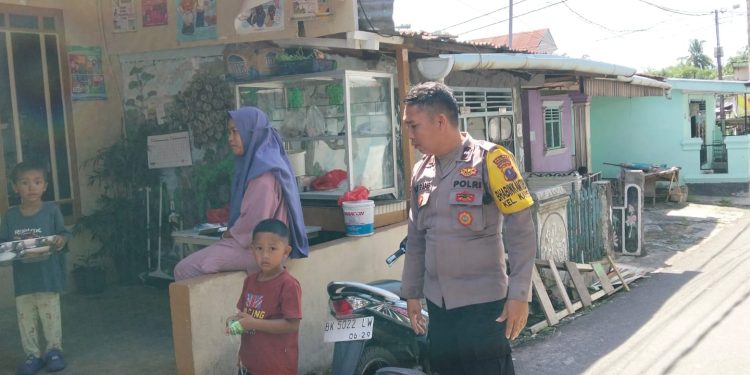 Bhabinkamtibmas Polsek Siantar Utara Sambangi Posyandu, Sampaikan Pesan Kamtibmas dan Bagikan MBG
