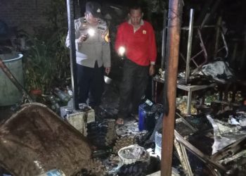 Api di Pekarangan Warga Berhasil Dipadamkan, Polsek Siantar Martoba Sigap Cek Lokasi Kebakaran