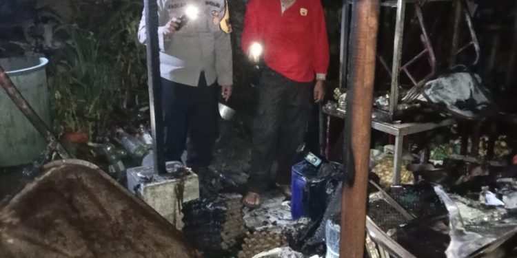 Api di Pekarangan Warga Berhasil Dipadamkan, Polsek Siantar Martoba Sigap Cek Lokasi Kebakaran