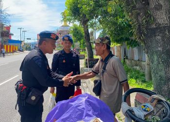 Sentuhan Jumat Berkah Brimob Sumut, Bersihkan Masjid dan Tebar Kepedulian untuk Warga