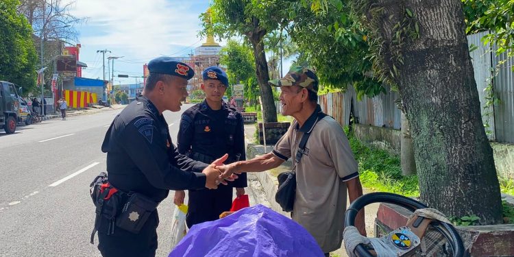 Sentuhan Jumat Berkah Brimob Sumut, Bersihkan Masjid dan Tebar Kepedulian untuk Warga Sentuhan Jumat Berkah Brimob Sumut, Bersihkan Masjid dan Tebar Kepedulian untuk Warga