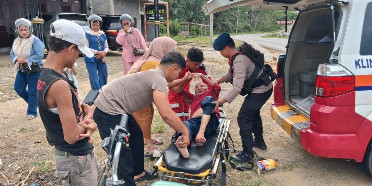 Aksi Sigap Brimob Yon C Polda Sumut Selamatkan Korban Laka Tunggal di Jalinsum Sipirok Aksi Sigap Brimob Yon C Polda Sumut Selamatkan Korban Laka Tunggal di Jalinsum Sipirok