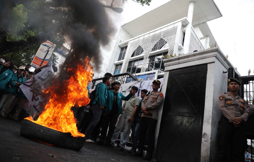 Aksi “Sumut Bersiap Revolusi”, Mahasiswa Unimed Goyang DPRD Sumut dengan 10 Tuntutan