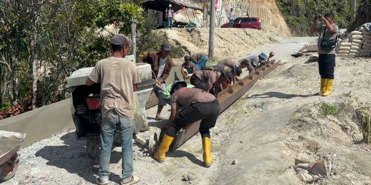 Brimob Polda Sumut Bangun Akses Jembatan Gotting, Wujud Nyata Pengabdian untuk Masyarakat Tapanuli Utara