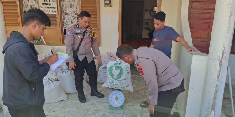 Polsek Siantar Selatan Kawal Penjualan 951 Kilogram Jagung Petani Binaan ke Bulog
