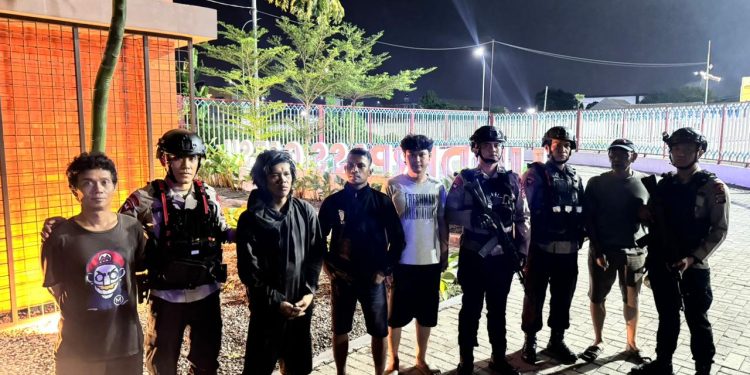 Brimob Sumut Gerak Cepat Amankan Terduga Pencuri Kabel, Aksi Sigap Saat Patroli Dini Hari Tuai Apresiasi Warga Brimob Sumut Gerak Cepat Amankan Terduga Pencuri Kabel, Aksi Sigap Saat Patroli Dini Hari Tuai Apresiasi Warga