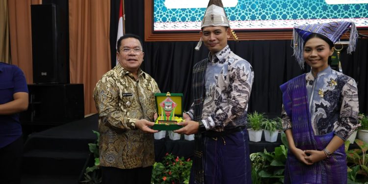 Wesly Silalahi Perkuat Sinergi TNI-Pemda, Sambut Dandim Baru dan Lepas Letkol Gede dengan Penuh Penghargaan Wesly Silalahi Perkuat Sinergi TNI-Pemda, Sambut Dandim Baru dan Lepas Letkol Gede dengan Penuh Penghargaan