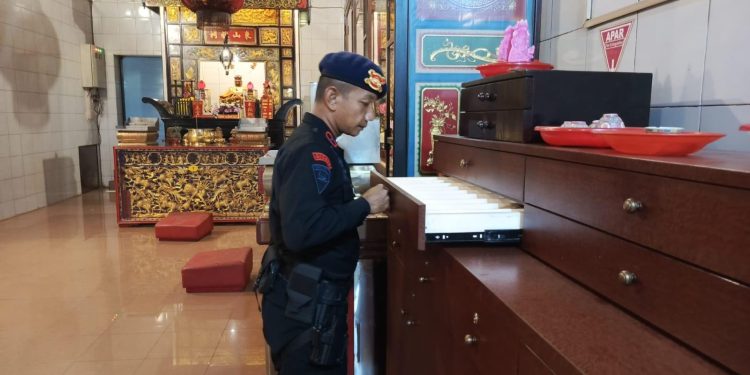 Gegana Brimob Sumut Sterilisasi Vihara, Ibadah Waisak di Medan Dipastikan Aman dan Khidmat Gegana Brimob Sumut Sterilisasi Vihara, Ibadah Waisak di Medan Dipastikan Aman dan Khidmat