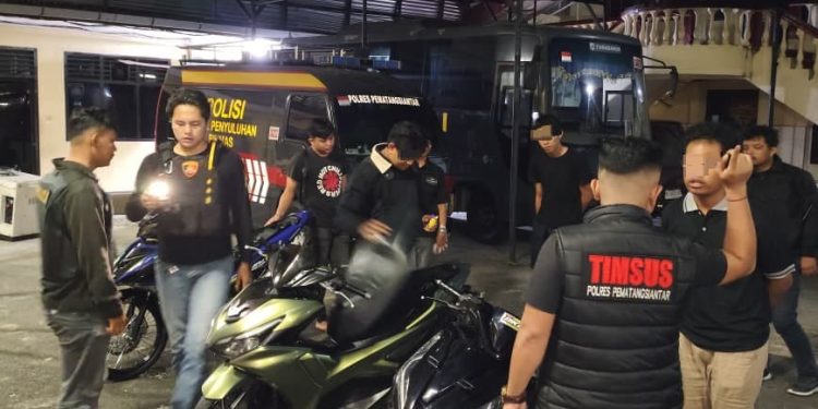 Patroli Tengah Malam Timsus Dayok Mirah, Tiga Motor Berknalpot Brong Diamankan Patroli Tengah Malam Timsus Dayok Mirah, Tiga Motor Berknalpot Brong Diamankan