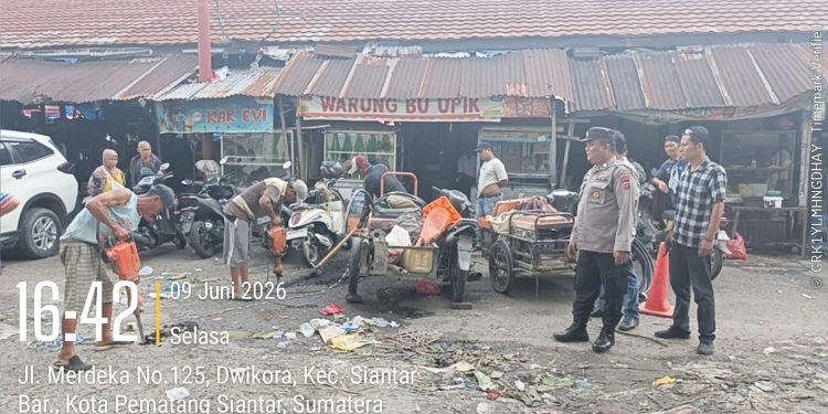 Polisi Jalan Kaki Sisir Pasar Horas, Cegah Copet dan Curanmor Saat Aktivitas Masyarakat Memuncak