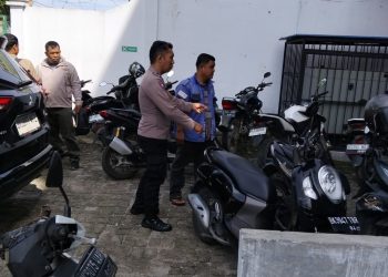 Cegah Curanmor, Bhabinkamtibmas Siantar Utara Ingatkan Pekerja Toko Bangunan Gunakan Kunci Ganda