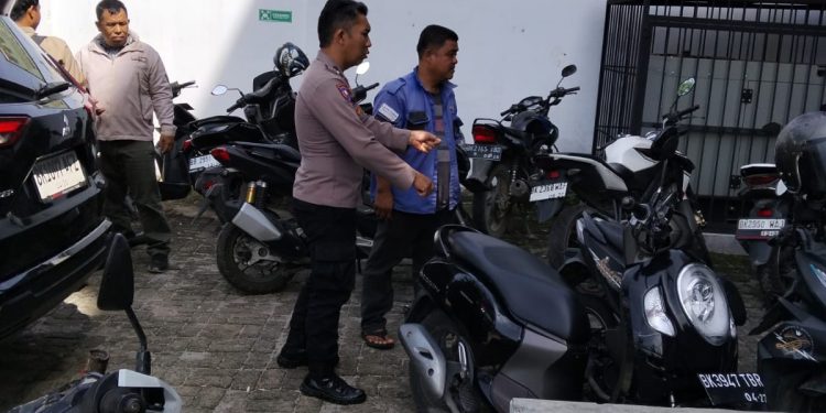 Cegah Curanmor, Bhabinkamtibmas Siantar Utara Ingatkan Pekerja Toko Bangunan Gunakan Kunci Ganda Cegah Curanmor, Bhabinkamtibmas Siantar Utara Ingatkan Pekerja Toko Bangunan Gunakan Kunci Ganda