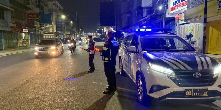 Patroli Blue Light Satlantas Polres Pematangsiantar Sisir Titik Rawan, Knalpot Brong dan Balap Liar Jadi Sasaran Patroli Blue Light Satlantas Polres Pematangsiantar Sisir Titik Rawan, Knalpot Brong dan Balap Liar Jadi Sasaran