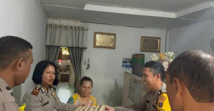Sentuh Hati Warga, Polsek Siantar Utara Salurkan Bantuan untuk Penderita Hidrosefalus Jelang HUT Bhayangkara ke-80 Sentuh Hati Warga, Polsek Siantar Utara Salurkan Bantuan untuk Penderita Hidrosefalus Jelang HUT Bhayangkara ke-80