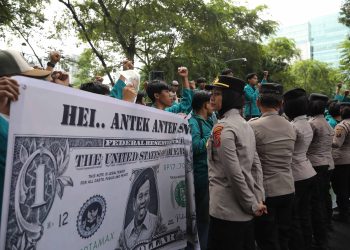 Aksi “Sumut Bersiap Revolusi”, Mahasiswa Unimed Goyang DPRD Sumut dengan 10 Tuntutan
