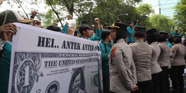 Aksi “Sumut Bersiap Revolusi”, Mahasiswa Unimed Goyang DPRD Sumut dengan 10 Tuntutan