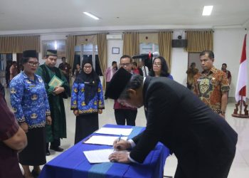 Wakil Bupati Taput lantik Kepala Sekolah, “Jadilah Motor Kemajuan, Manfaatkan AI untuk Mutu Pendidikan”