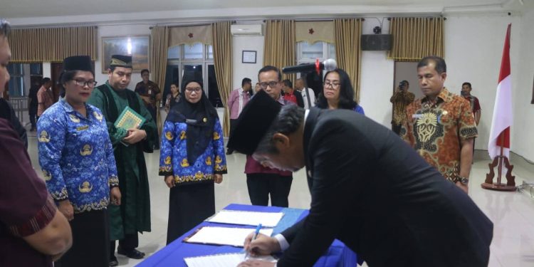 Wakil Bupati Taput lantik Kepala Sekolah, “Jadilah Motor Kemajuan, Manfaatkan AI untuk Mutu Pendidikan”