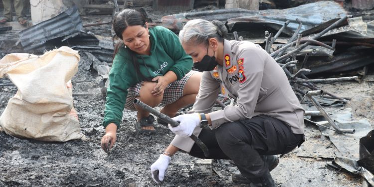 Kapolres Pematangsiantar Turun Langsung Cek TKP Kebakaran Pasar Dwikora Parluasan, Polisi Lakukan Penyelidikan Intensif Kapolres Pematangsiantar Turun Langsung Cek TKP Kebakaran Pasar Dwikora Parluasan, Polisi Lakukan Penyelidikan Intensif