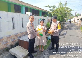 Sambut HUT Bhayangkara ke-80, Polsek Siantar Timur Salurkan Bansos Secara Door to Door kepada Warga Kurang Mampu