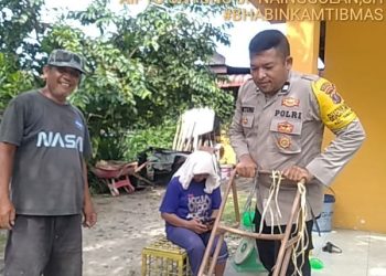 Dukung Ketahanan Pangan, Bhabinkamtibmas Polsek Siantar Selatan Turun Tangan Bantu Petani Jemur Jagung